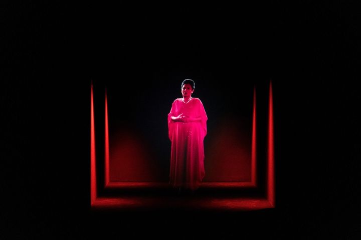 DominiqueGONZALEZ-FOERSTER OPERA(QM.15)2016 HDvideo,vidéoprojector,screens,mediaplayer,speakers,lights,filters8,5min(sound)Exhibitionview,BoursedeCommerce–PinaultCollection(Paris),April6th2022–January2nd2023. Photo_AurélienMole © SONGEUNArtandCulturalFoundationandtheArtist.Allrightsreserved.