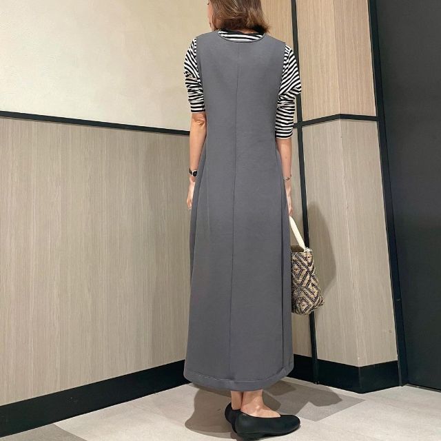 二重編みスウェットジャンパースカートを着た時の後ろ姿