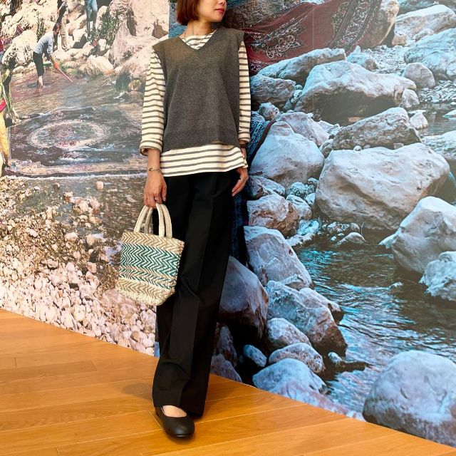 洗えるミラノリブ編みベストとシワになりにくいタックストレートパンツのコーデ