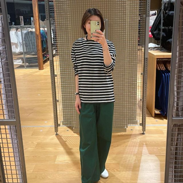 婦人 太番手ボートネック長袖Ｔシャツとカラーパンツのコーデ