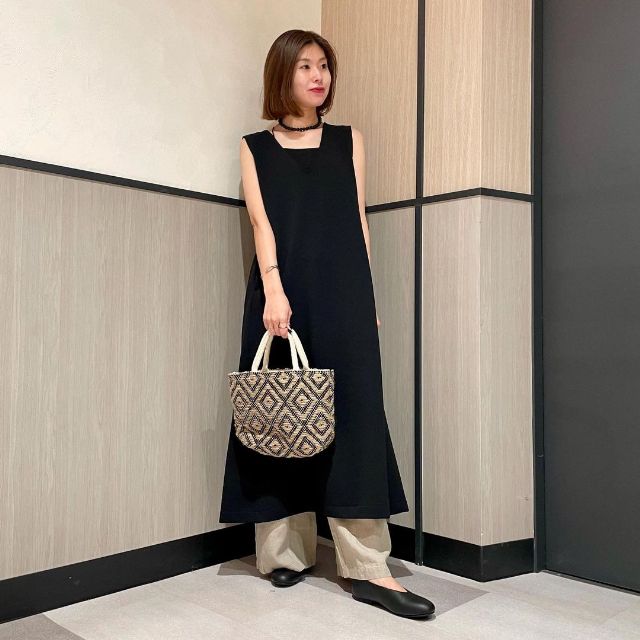 黒の二重編みスウェットジャンパースカートを着たコーデ