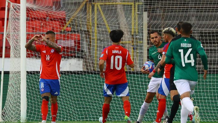 チリ代表FW、アキレス腱断裂の選手を放置してゴールし批判殺到