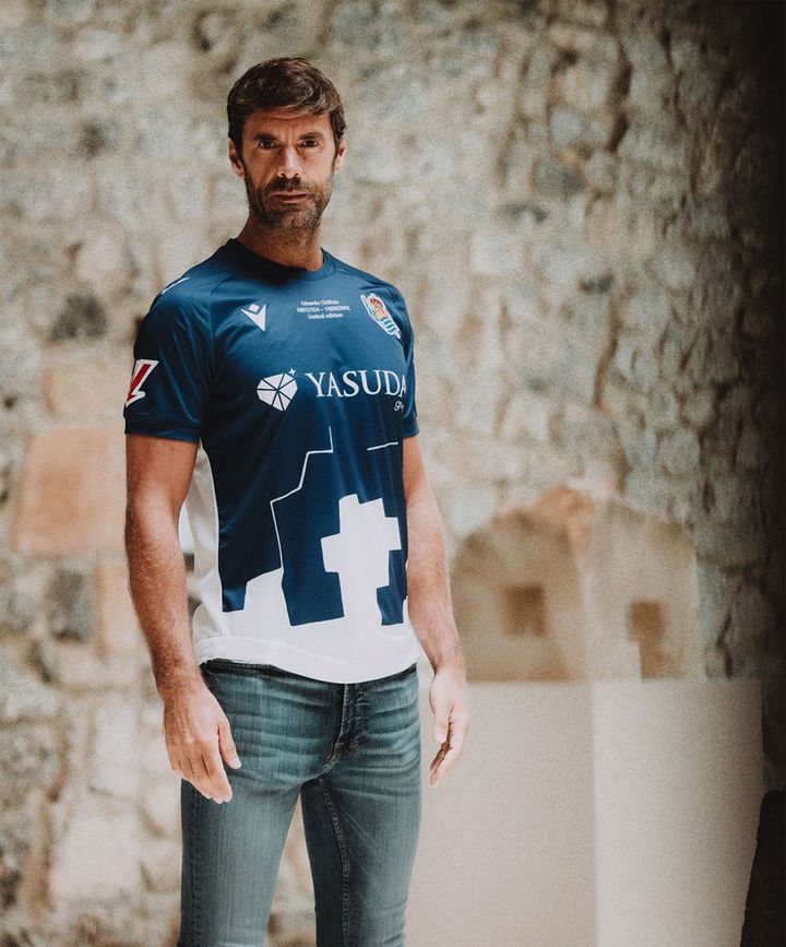 久保のソシエダ、彫刻家チリーダの生誕100周年ユニフォームを発表！19歳で引退した「悲運の元選手」