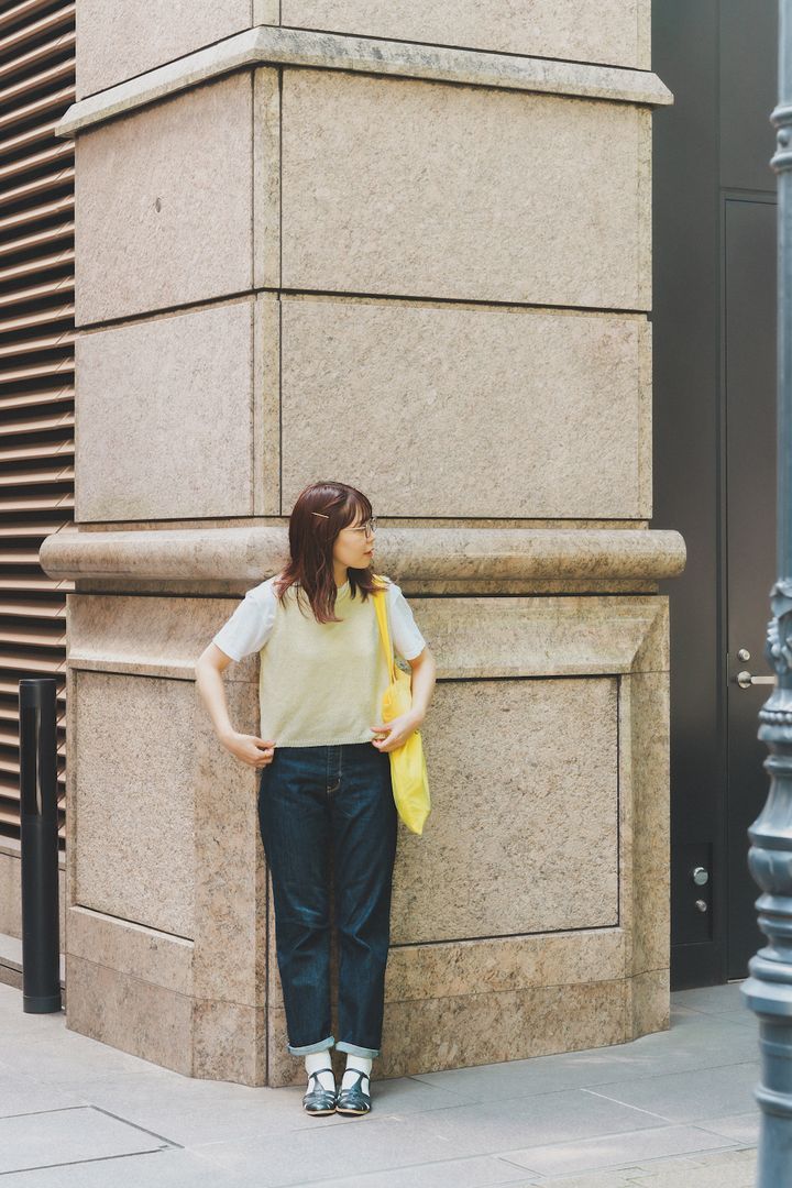 【愛用デニムSNAP】ベーシックで使い勝手のいい《BLACK BY MOUSSY》のインディゴデニム。イエローのトートバッグでチャーミングに