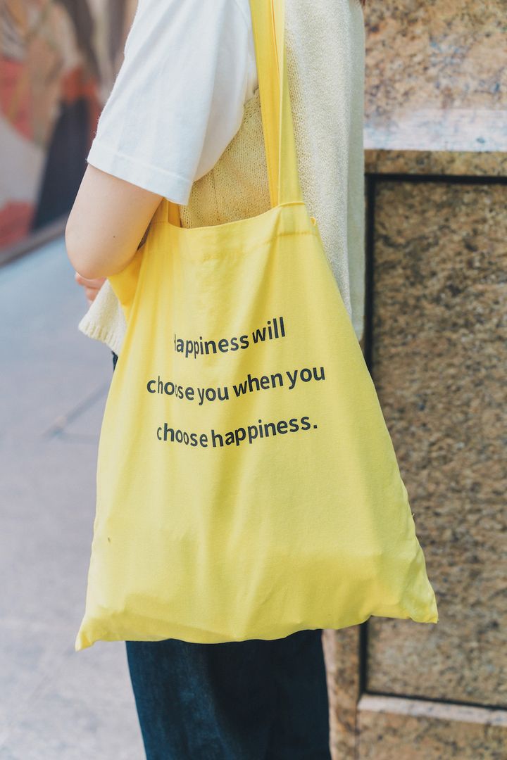 【愛用デニムSNAP】ベーシックで使い勝手のいい《BLACK BY MOUSSY》のインディゴデニム。イエローのトートバッグでチャーミングに