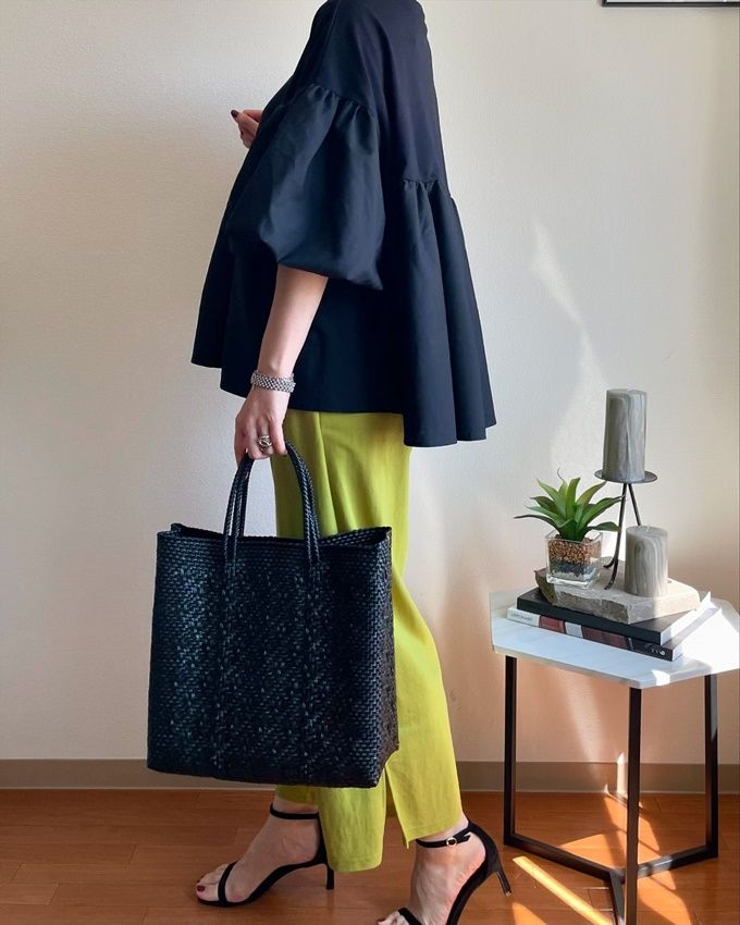 しまむらのブラックの「裾袖布帛5部袖Tシャツ」×カラーパンツ