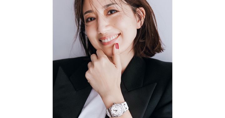 私物のオーデマピゲの腕時計を身につけて微笑む東原亜希さん