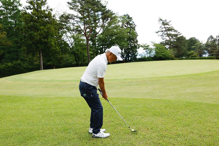 逆目のラフから打つときは「ボールが乗る芝の先端」を狙おう！