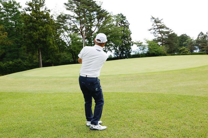 逆目のラフから打つときは「ボールが乗る芝の先端」を狙おう！