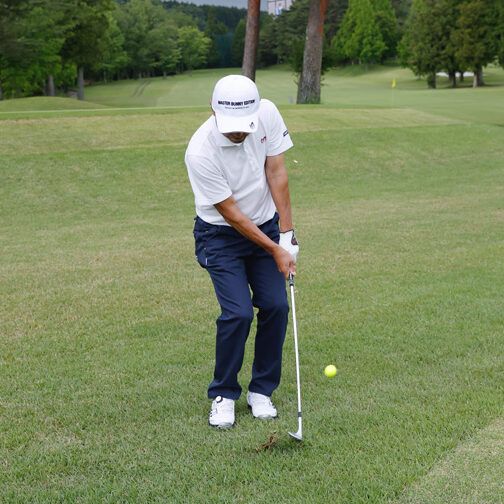逆目のラフから打つときは「ボールが乗る芝の先端」を狙おう！