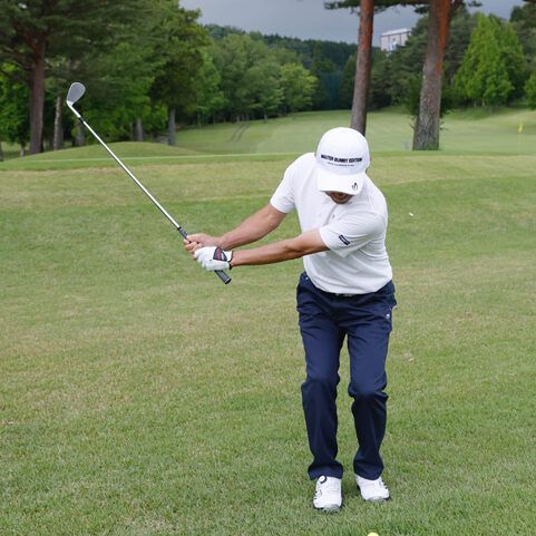 逆目のラフから打つときは「ボールが乗る芝の先端」を狙おう！