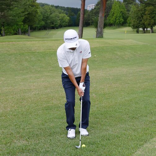 逆目のラフから打つときは「ボールが乗る芝の先端」を狙おう！