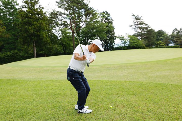 逆目のラフから打つときは「ボールが乗る芝の先端」を狙おう！
