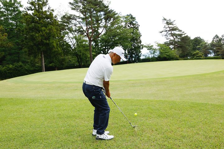 逆目のラフから打つときは「ボールが乗る芝の先端」を狙おう！
