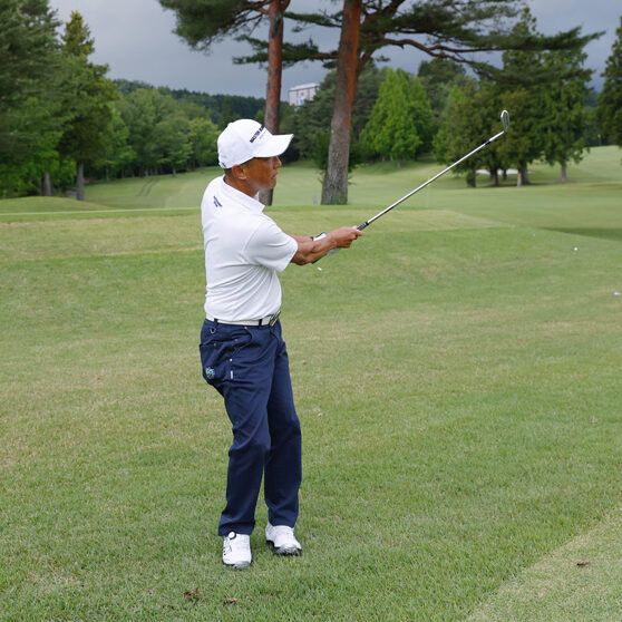 逆目のラフから打つときは「ボールが乗る芝の先端」を狙おう！