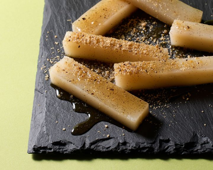 「バニラの外郎」200g ¥3,300。私が知っているねっちり系のういろうとは全くの別物の柔らか食感。個人的にはこちらの方が好み！ラム酒をアクセントにした追いバニラシロップとアーモンド・バニラパウダーをかけると、個性的な味わいに変化。