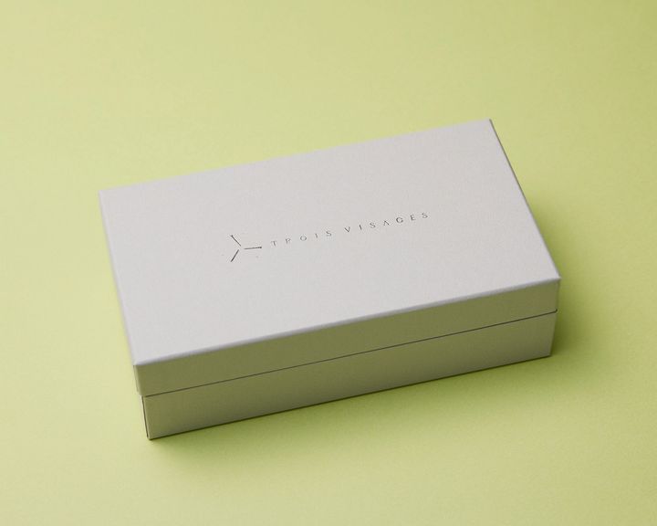 贈り物としてぴったりな、シックなロゴ入りギフトボックス。予約受付は受け取り希望日の2日前までに、電話または予約サイトのテーブルチェックにて受付。※7箱以上注文の場合は電話にて要相談。賞味期限はお渡し日より3日間。店舗からのテイクアウトのみ。