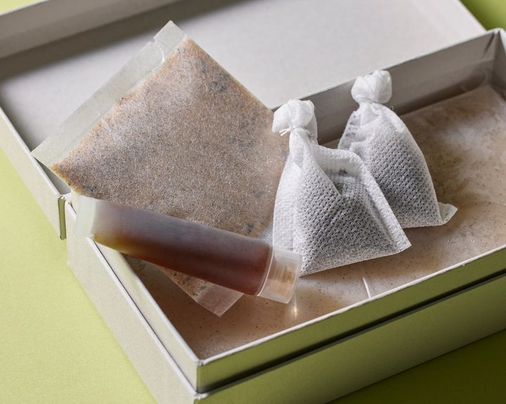 付属のパウダーがきな粉ではなくアーモンドパウダー、というところが心憎い。乾燥させたバニラの鞘と紅茶を合わせたフレーバーティーもセットになっているので、贅沢なティータイムに。