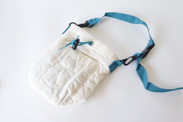 ダイソー キルティングカップホルダー（スマホ用ポケット付）