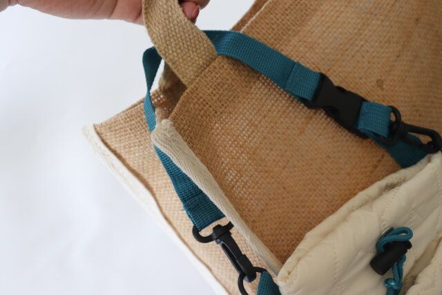 ダイソー キルティングカップホルダー（スマホ用ポケット付） バックル バッグ