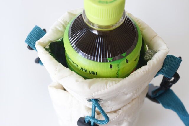 ダイソー キルティングカップホルダー（スマホ用ポケット付） サイズ感 ペットボトル 使用例