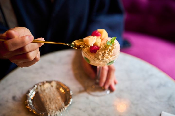 上に刺さっている飴を小皿に移して食べると食べやすい