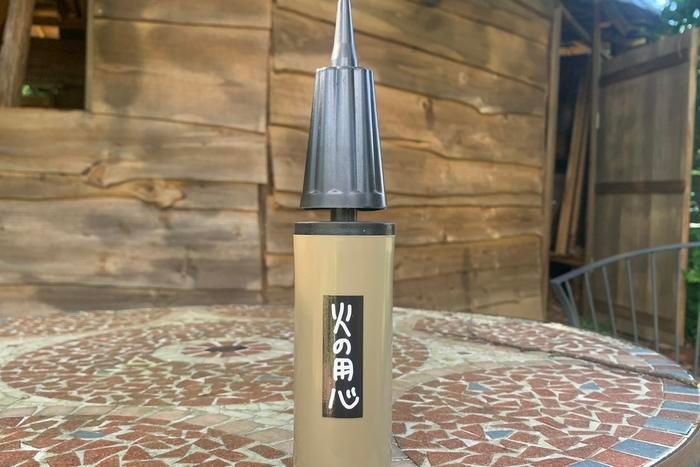 ステッカーを貼ったダイソー「エアーハンドポンプ」