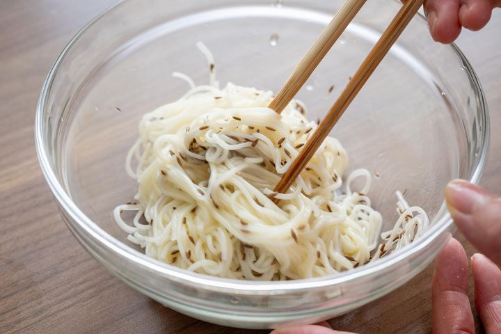 そうめんをゆでて味つけする