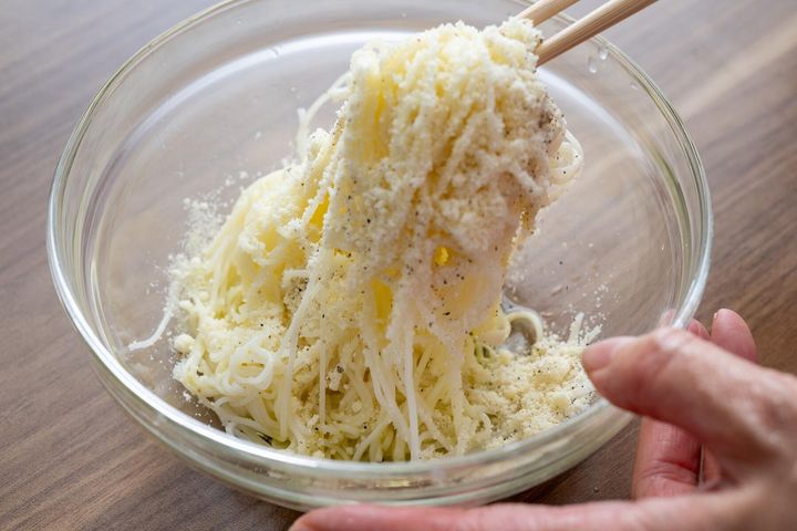 そうめんをゆでて味つけする