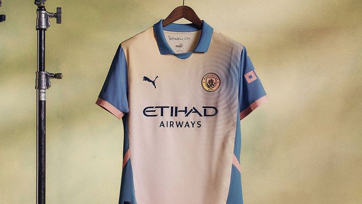 マンチェスター・シティに「PUMA×ノエル・ギャラガー」のコラボユニフォームが登場！復活したOASISの名盤30周年記念デザイン