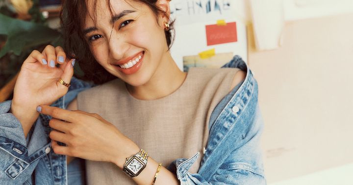カルティエの新作腕時計パンテールドゥカルティエのラージモデルをつけて微笑む岡本あずささん