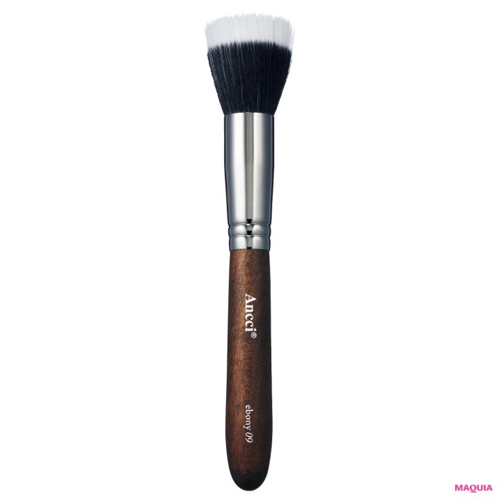 プロが答えるファンデーションQ&A。基本の塗り方、色選びのトレンド、崩れないファンデはetc._25