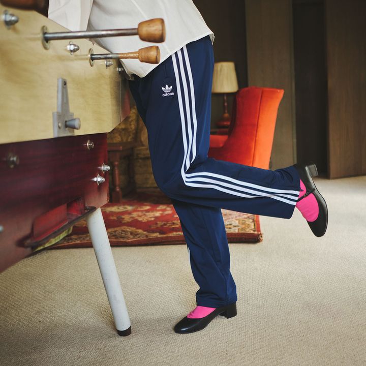 フリルブラウス、メリージェーンと相思相愛な秋のトラックパンツスタイル【マイスタンダードブック】