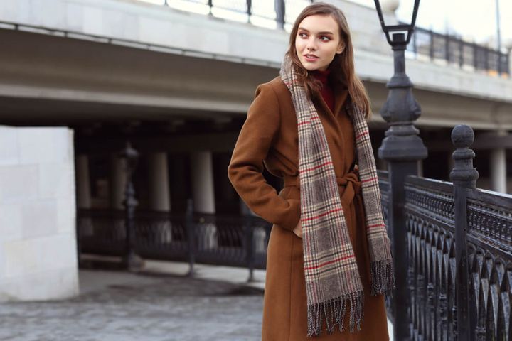 ウールコートを着た女性