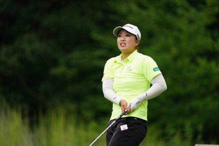 女子プロを襲った“まさかの悲劇”！ボールはフェアウェイにあるのに困り顔…なぜ？