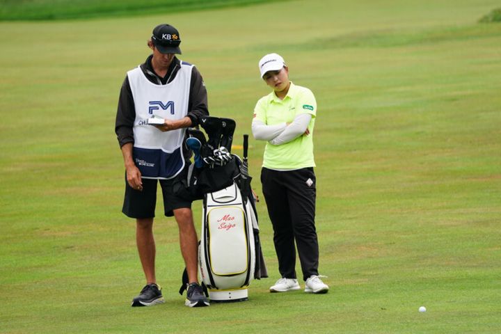 女子プロを襲った“まさかの悲劇”！ボールはフェアウェイにあるのに困り顔…なぜ？