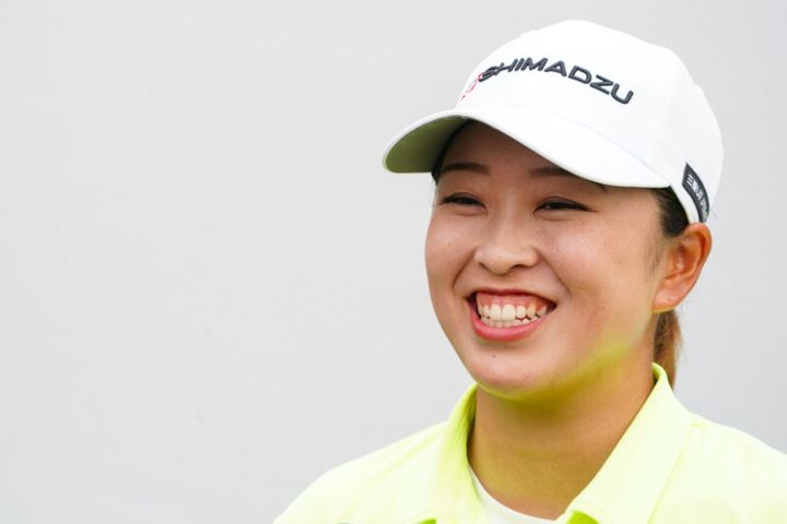 女子プロを襲った“まさかの悲劇”！ボールはフェアウェイにあるのに困り顔…なぜ？