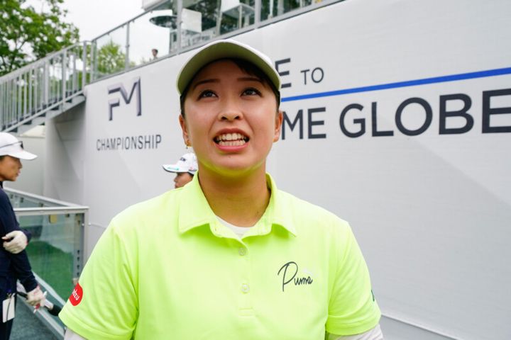 女子プロを襲った“まさかの悲劇”！ボールはフェアウェイにあるのに困り顔…なぜ？