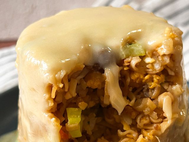 「背徳のチーズ カップヌードル炒飯」の断面