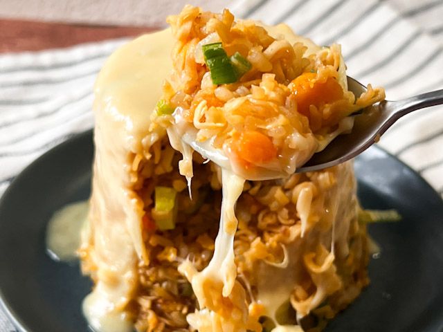 スプーンですくった「背徳のチーズ カップヌードル炒飯」