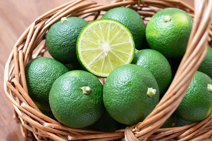 夏から秋に出回る「すだち」