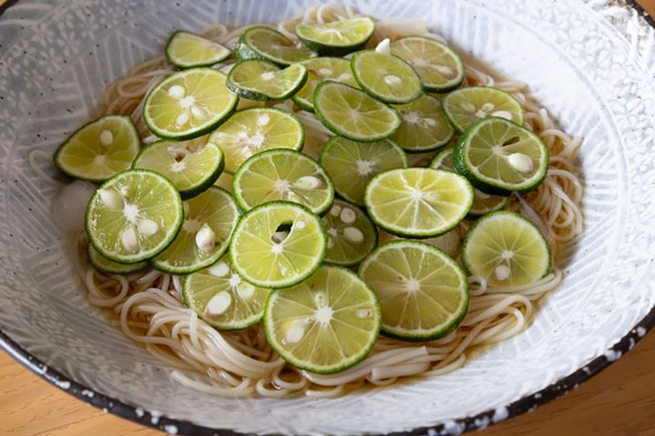 ▲皮ごとスライスした、すだちをたっぷりトッピングした「すだちそば」。栄養を丸ごといただくことができておすすめです。