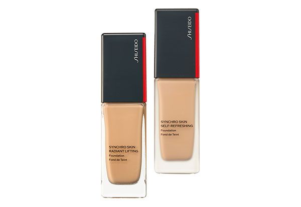 【左】シンクロスキン ラディアントリフティング ファンデーション 【右】シンクロスキン セルフリフレッシング ファンデーション