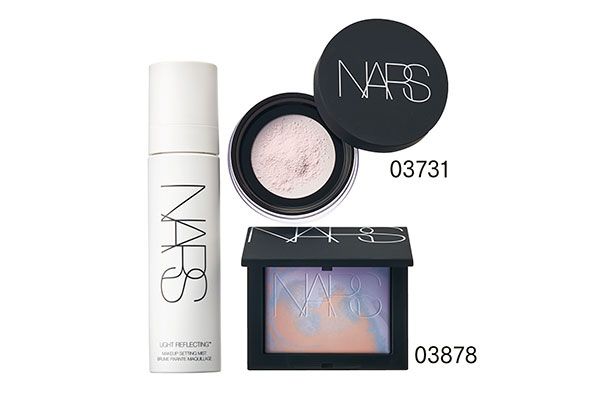 【左】ライトリフレクティング メーキャップセッティングミスト 【右上】ライトリフレクティング プリズマティックパウダー ルース 【右下】ライトリフレクティング プリズマティックパウダー