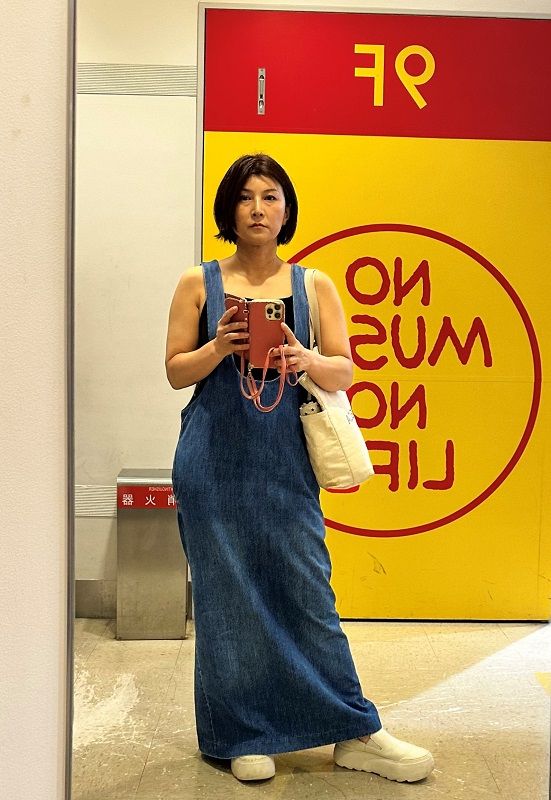 シーナリーのデニムワンピース 三遊亭あら馬さん私服