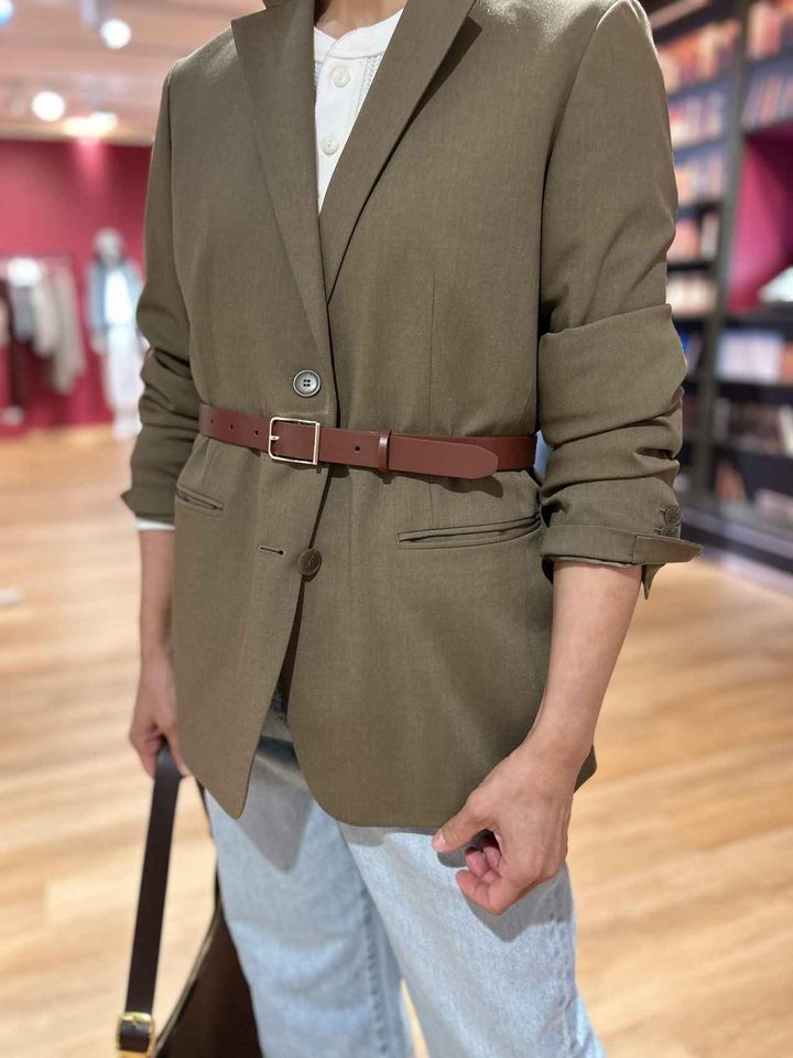 画像: 【UNIQLO】テーラードジャケット/リラックスフィット¥6,990、ワッフルヘンリーネックT¥1,990、ワイドストレートジーンズ¥3,990、クリーンベルト¥2,990、レザータッチスクエアショルダーバッグ¥2,990 www.uniqlo.com