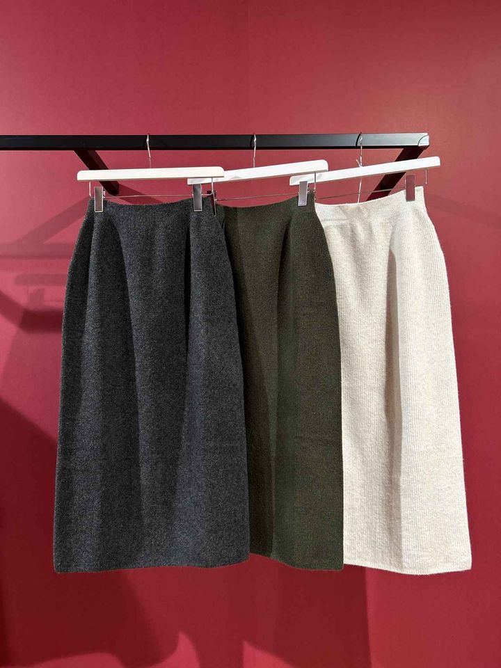 画像: 【UNIQLO】3Dスフレヤーンスカート各¥3,990 www.uniqlo.com