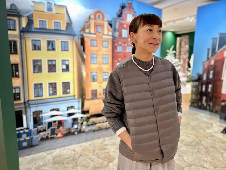 画像: 【UNIQLO】パフテックコンパクトベスト¥3,990、スフレヤーンクルーネックセーター¥2,990、ソフトリブクルーネックT¥1,990、その他／佐藤さん私物 www.uniqlo.com