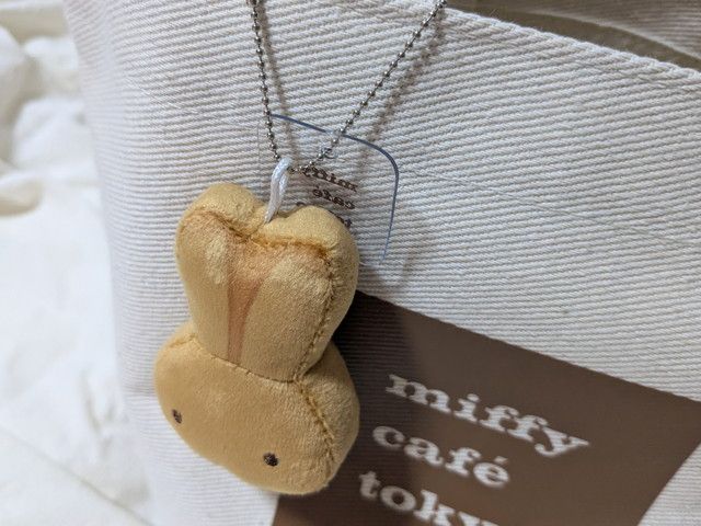 ミッフィーマスコットチャームを付けたところ