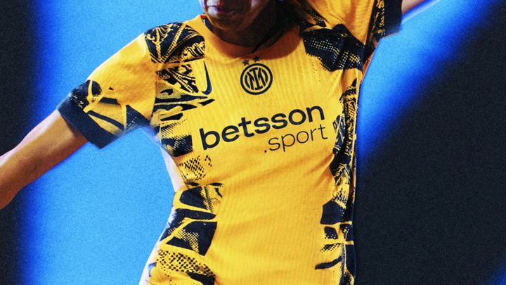 インテル、女子チームを称える新ユニフォームを発表！大胆デザインは「懐かしき90年代ユニ」の復活